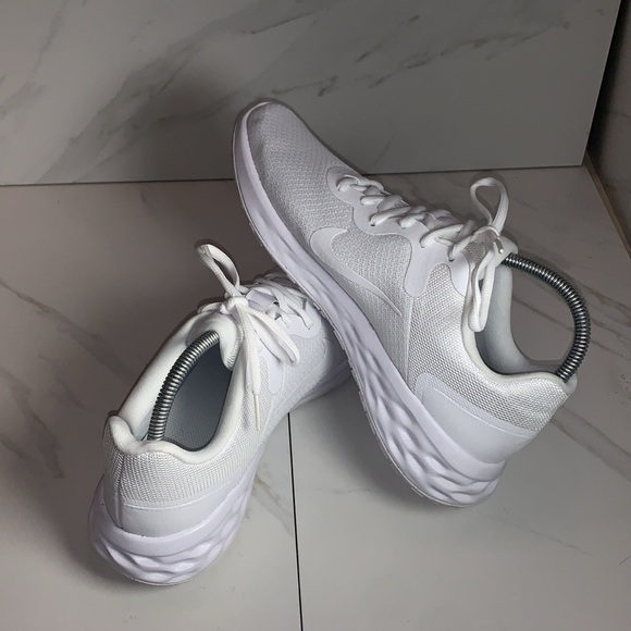 Men's Nike Revolution 6 Next Nature Running Shoe Size 9 Triple White - Picture 3 of 8